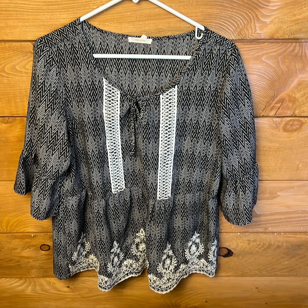 MAURICES Women’s Tunic Black White Blouse Shirt Lg embroidered hem short sleeve